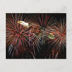 Postal Águila volando a través de fuegos artificiales