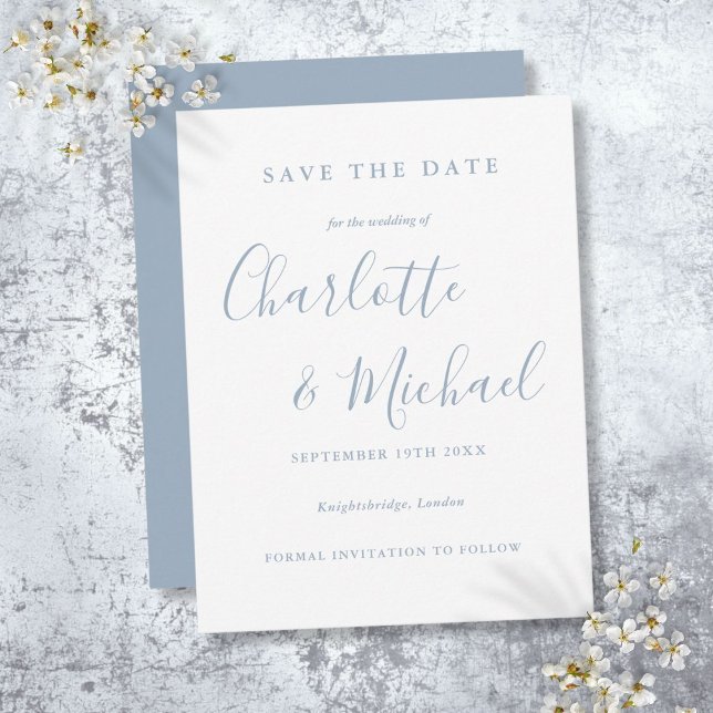 Postal Ahorre la fecha de boda guion azul polvoriento (Dusty Blue Script Wedding Save the Date Postcard)