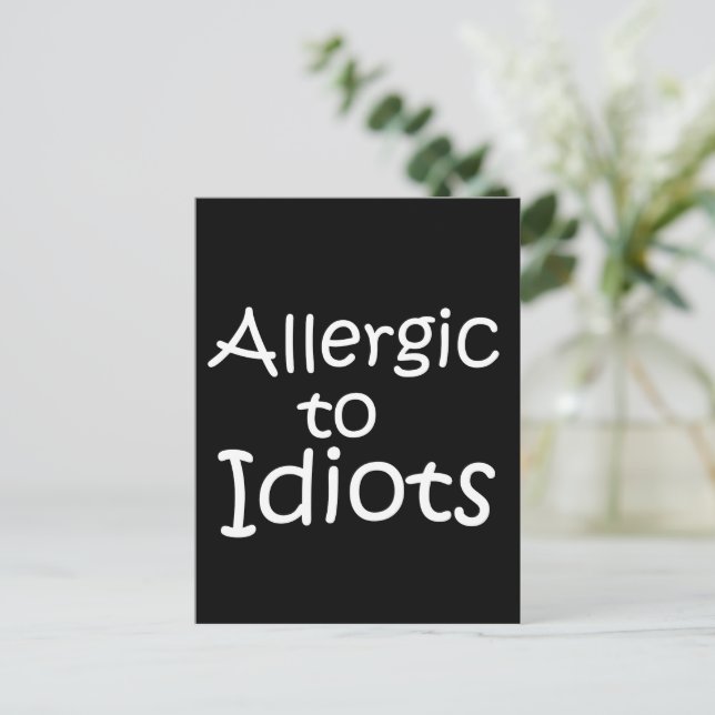 Postal Alérgico a idiotas (Anverso de pie)