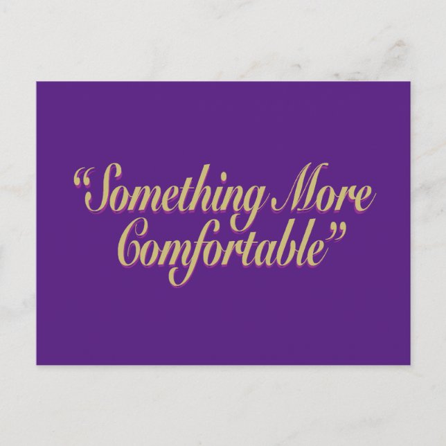 Postal Algo Más Cómodo Fondo Purpura Horizontal (Anverso)