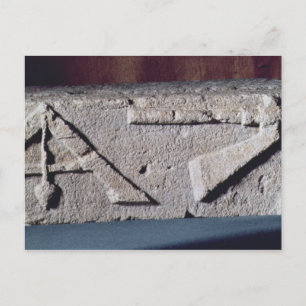 Postal Alivio que representa el instrumento de una piedra