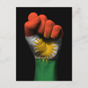 Postal Alza el puño apretado con bandera kurda