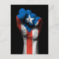 Alza el puño apretado con bandera puertorriqueña