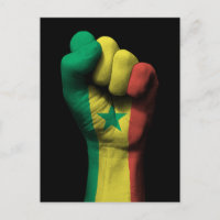 Alza el puño apretado con bandera senegalesa