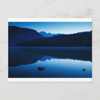 Postal Amanecer en el lago Bohinj en Eslovenia
