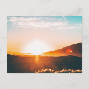 Postal amanecer sobre una montaña