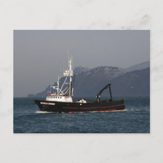 Postal Amanecer temprano, bote de cangrejo en puerto hola