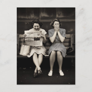 Postal Amigas Vintage Riéndose Juntas