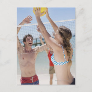 Postal Amigos jugando al voleibol en la playa