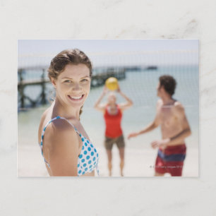 Postal Amigos jugando voleibol en la playa