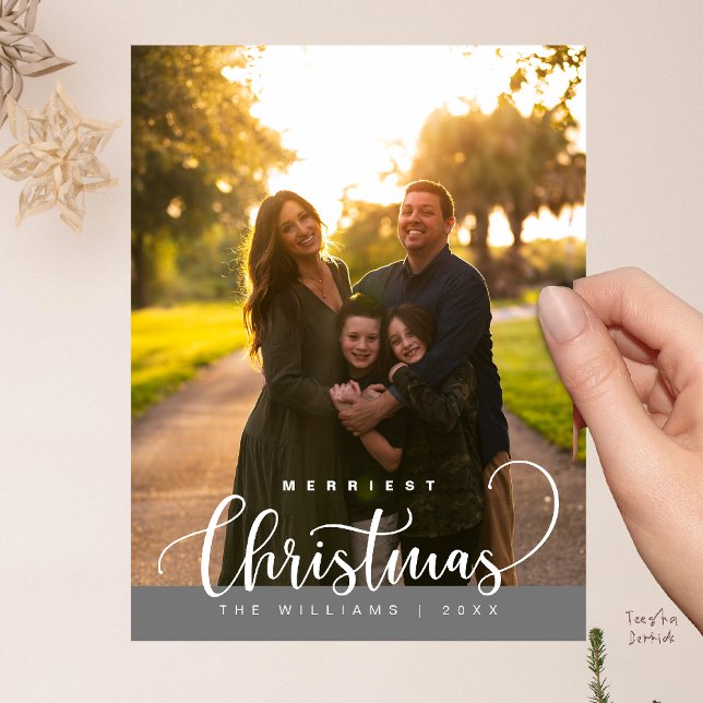 Postal Amor y Alegría, Foto Familiar de Navidad (Love and Joy, Merry Christmas Family Photo Modern Cute Typography Postcard in Dark Grey)