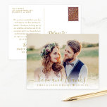 Postal Amor y gracias Boda de oro.<br><div class="desc">Esta elegante foto de agradecimiento de "Amor y Gracias" incluye un retrato boda en el frente con texto dorado superpuesto y un mensaje de agradecimiento que se puede personalizar en la parte posterior. Los filtros de fotos están disponibles vía personalizar.</div>