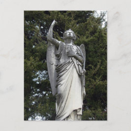 Postal Ángel de piedra con pinos en el fondo