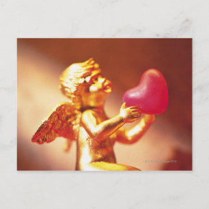 Postal Ángel dorado sosteniendo el corazón rosado, vista