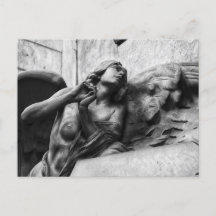 Ángel hermoso con mirada serena hacia el cielo