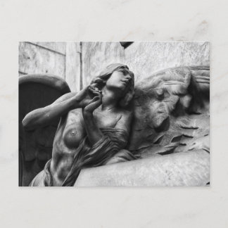 Postal Ángel hermoso con mirada serena hacia el cielo