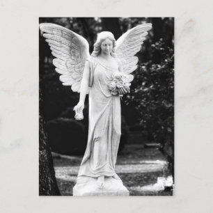 Postal Ángel sosteniendo flores fotografía en blanco y ne
