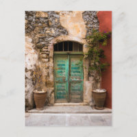Antigua puerta turquesa en Creta, Grecia