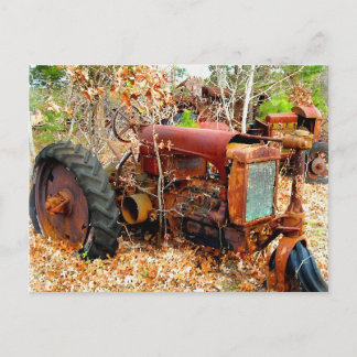 Postal Antiguo Tractor de Granja Rústica en el yard basur