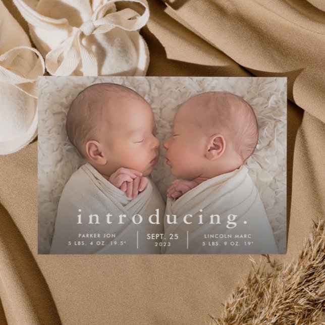 Postal Anuncio de nacimiento de gemelos con foto minimali (Simple typography twins baby birth announcement postcard.)