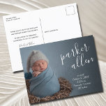 Postal Anuncio de nacimiento de guión elegante<br><div class="desc">Las postales para el anuncio de nacimiento elegantemente dulces incluyen tu foto favorita del recién nacido en sangre completa, con el nombre del bebé en escritura blanca inclinada y estadísticas de nacimiento con letras blancas de moda y tu mensaje personal en la parte posterior. COINCIDIENDO con los artículos de nuestra...</div>