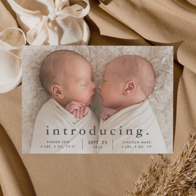 Postal Anuncio de nacimiento mínimo simple de foto gemela (Simple typography twins baby birth announcement postcard.)