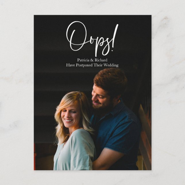 Postal Anuncio de retraso de boda Simple Chic Oops (Anverso)