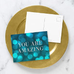 Postal Aqua Blue Bokeh Ilustra Faux Silver Eres Increíble<br><div class="desc">Postal motivacional de moda con las palabras "Eres asombroso" en falso Relieve metalizado plateado contra el fondo de un patrón de luces de bokeh azul acuático. Para agregar texto a la tarjeta, haga clic en el botón "Personalizar". *Tenga en cuenta que la marca de agua Zazzle que aparece en la...</div>