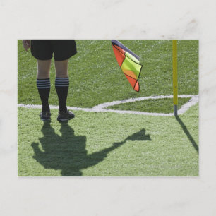 Postal Árbitro de fútbol sostiene bandera.