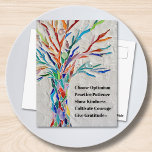 Postal Árbol de citas motivadas inspiradoras<br><div class="desc">Esta postal decorativa cuenta con un árbol de mosaico de colores arcoiris y una cita inspiradora. Porque creamos nuestra propia obra de arte no encontrarás esta imagen exacta de otros diseñadores. Original Mosaico © Michele Davies. Cita original © Michele Davies.</div>