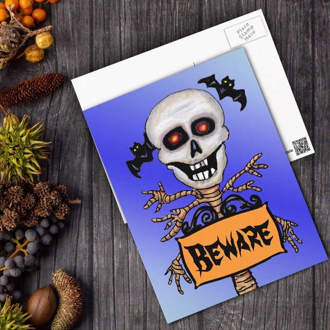 Postal Árbol de cráneo espumoso Cuidado con los murciélag (Creepy skull on tree bats holding orange Beware sign on Halloween postcard.)