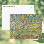 Postal Árbol de manzanas por Gustav Klimt, Art Nouveau vi<br><div class="desc">El árbol de manzanas (1912) de Gustav Klimt es un bonito cuadro de arte de la época victoriana. Una escena natural con un manzano en un huerto de una granja con frutos maduros y flores de manzana. El jardín florido está lleno de flores de primavera. Sobre el artista: Gustav Klimt...</div>
