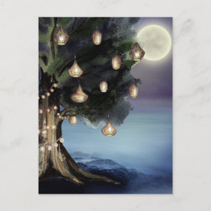 Postal Árbol encantador con luces y playa de luna llena
