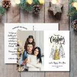 Postal Árbol navideño de amarre con foto festividad dorad<br><div class="desc">Se propaga la alegría de las vacaciones con esta célebre postal que presenta árboles geométricos de Navidad y arte de tipografía que dice "Feliz Navidad" junto a tu foto. El reverso muestra los saludos, nombres y notas de su personalizado (o borrar para dejar espacio para una nota manuscrita). Añade también...</div>