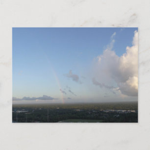 Postal Arcoiris y nubes, vista aérea fondo cielo azul
