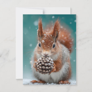 Postal Ardilla roja adorable en la nieve con pinecona