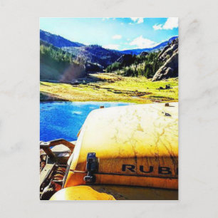 Postal Arriba de un jeep amarillo con montañas