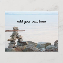 Postal Arte de apilamiento de piedras cerca de la playa.