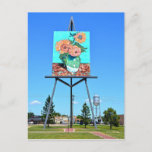 Postal Arte de girasoles de Van Gogh gigante, Goodland, K<br><div class="desc">"Arte de girasoles de Van Gogh gigante y torre de agua, Goodland, Kansas" por Catherine Sherman. Dos estructuras altas saludan a los visitantes de Goodland, Kansas. Una es una reproducción gigante de una de las pinturas de Sunflowers de Vincent Van Gogh: la otra es una torre acuática que lleva el...</div>