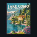 Postal Arte de viaje pintoresco del lago de Como Vintage<br><div class="desc">Diseño de arte pintoresco del lago de Como. El lago de Como,  en la región de Lombardía del norte de Italia,  es un área de resorts de lujo conocida por su dramático paisaje,  situado contra las estribaciones de los Alpes.</div>