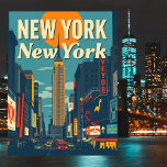 Postal Arte de viajes retro vintage de la ciudad de Nueva<br><div class="desc">Retroceda en el tiempo con este afiche de viaje inspirado en la ciudad de Nueva York. Con monumentos emblemáticos como la Estatua de la Libertad, el Empire State Building y el puente de Brooklyn, este diseño captura el encanto y la historia de Nueva York con una estética retro de los...</div>