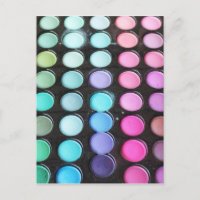 Artista de maquillaje colorido femenino