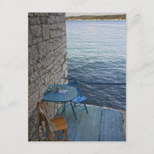 Postal Asientos junto al mar para dos en una pequeña cafe