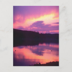 Postal Asombroso amanecer morado reflejado en agua, post