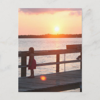 Postal Atardecer detrás del muelle en Florida con niña pe