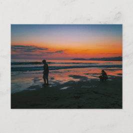 Postal Atardecer en la playa con momento de océano pacífi