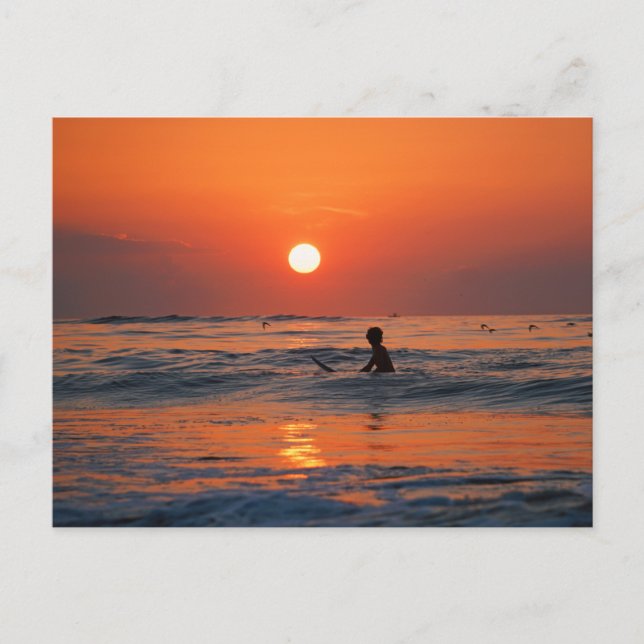 Postal Atardecer sobre el océano con un surfista en el ag (Anverso)