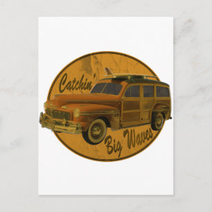 Postal atrapar grandes olas en la madera