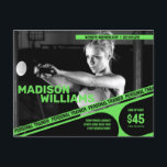 Postal Audaz y brillante foto de entrenador personal verd<br><div class="desc">Esta plantilla dinámica de postales de personalizable está diseñada específicamente para entrenadores personales que quieran hacer una impresión memorable. El impresionante fondo de fotos en blanco y negro sirve como un poderoso telón de fondo que puedes reemplazar fácilmente con tu propia imagen, mostrando tu estilo de entrenamiento y personalidad únicos....</div>