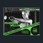 Postal Audaz y brillante foto de entrenador personal verd<br><div class="desc">Esta plantilla dinámica de postales de personalizable está diseñada específicamente para entrenadores personales que quieran hacer una impresión memorable. El impresionante fondo de fotos en blanco y negro sirve como un poderoso telón de fondo que puedes reemplazar fácilmente con tu propia imagen, mostrando tu estilo de entrenamiento y personalidad únicos....</div>